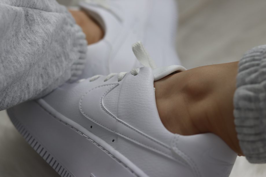 6 нарядов с белыми кроссовками, которые сделают из вас первую модницу этой осенью ➤ Prozoro.net.ua