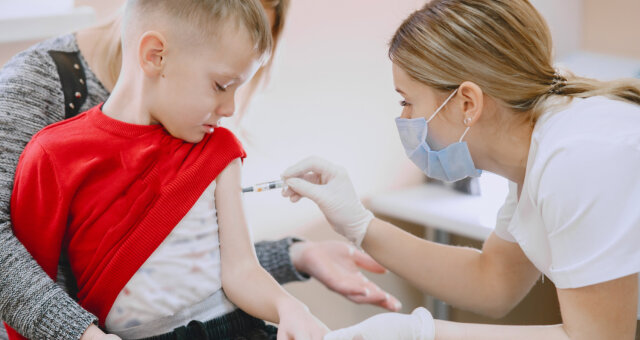 МОЗ дозволив робити дітям щеплення від коронавірусу: кому і яку вакцину будуть колоти ➤ Главное.net