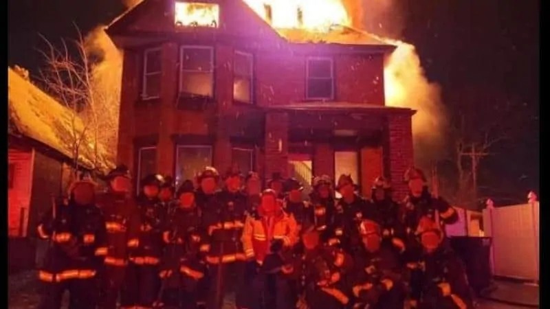 Los bomberos dejaron que la casa de esta mujer se quemara después de darse cuenta de lo que había dentro ➤ Prozoro.net.ua