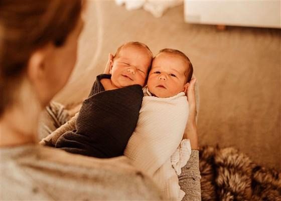 Zwillinge bringen am selben Tag ein Baby zur Welt und ihr Arzt ist schockiert ➤ Prozoro.net.ua