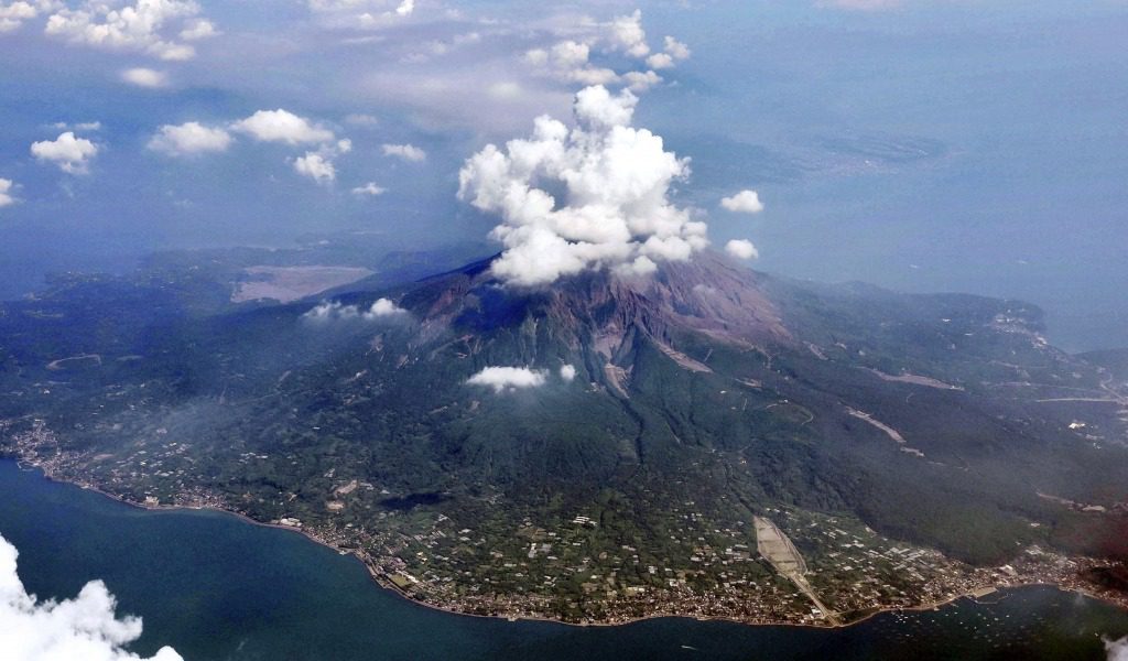 Vulkan in Japan spuckt Asche und Gesteinsbrocken ➤ Prozoro.net.ua