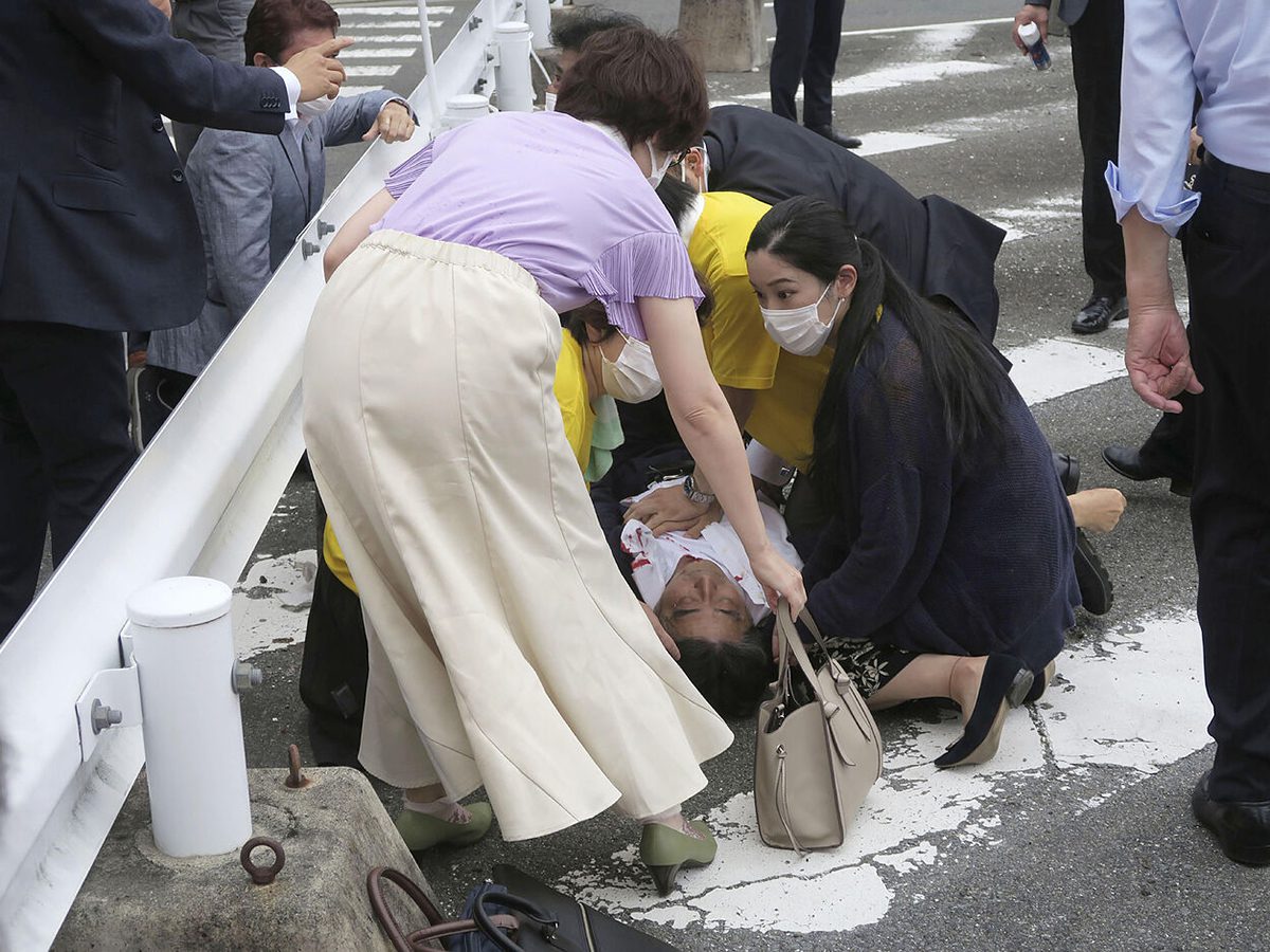 Нападение на экс-премьера Японии Абэ попало на видео: политику выстрелили в спину, он пережил остановку сердца ➤ Prozoro.net.ua