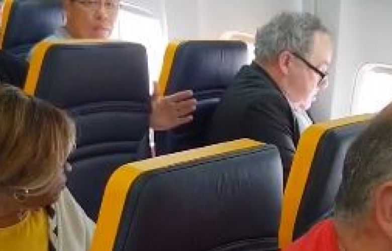 Ryanair Flug: Mann weigert sich neben älterer dunkelhäutigen Frau zu sitzen. Rynair unternimmt nichts ➤ Prozoro.net.ua