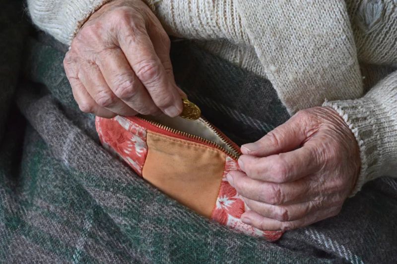 A una anciana de 89 años se le deniega el acceso en business class, pero la azafata descubre quién es en realidad ➤ Prozoro.net.ua