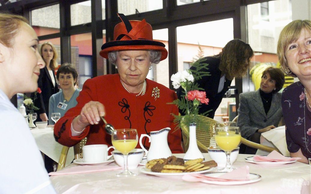 Елизавета II изысканно отреагировала на слизняка в своей тарелке ➤ Prozoro.net.ua