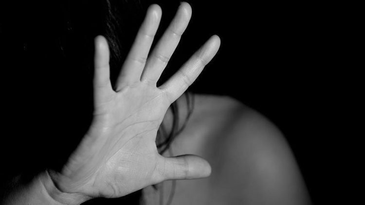 Избивал и топил в унитазе: суд в Петах-Тике не дает высказаться женщине, которую мучал муж