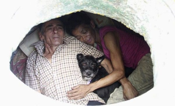 Paar lebte 22 Jahre im Abwasserkanal und zeigt, wie ihr Zuhause von innen aussieht
