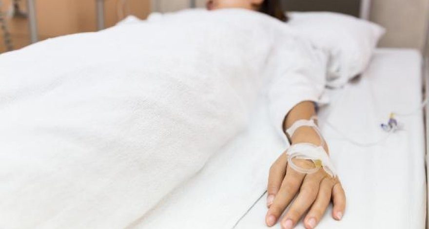 Mujer pasa tres días en el hospital luego de que su mascota “hiciera caca” en su boca mientras dormía ➤ Prozoro.net.ua