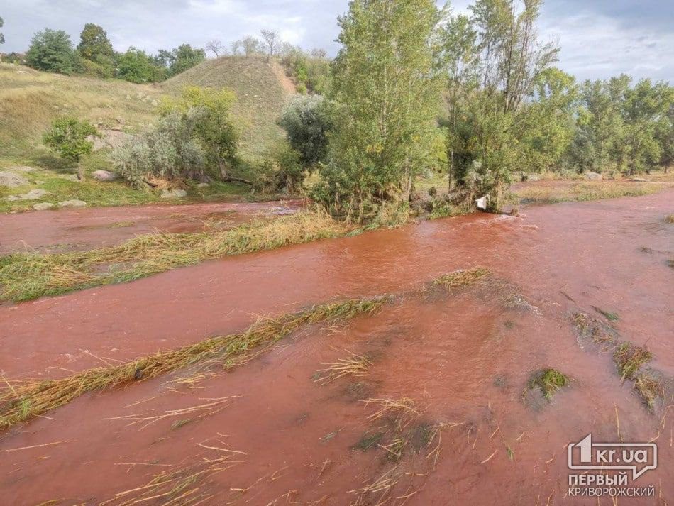 У Кривому Розі стала червоною вода в річці Інгулець (фото) ➤ Prozoro.net.ua