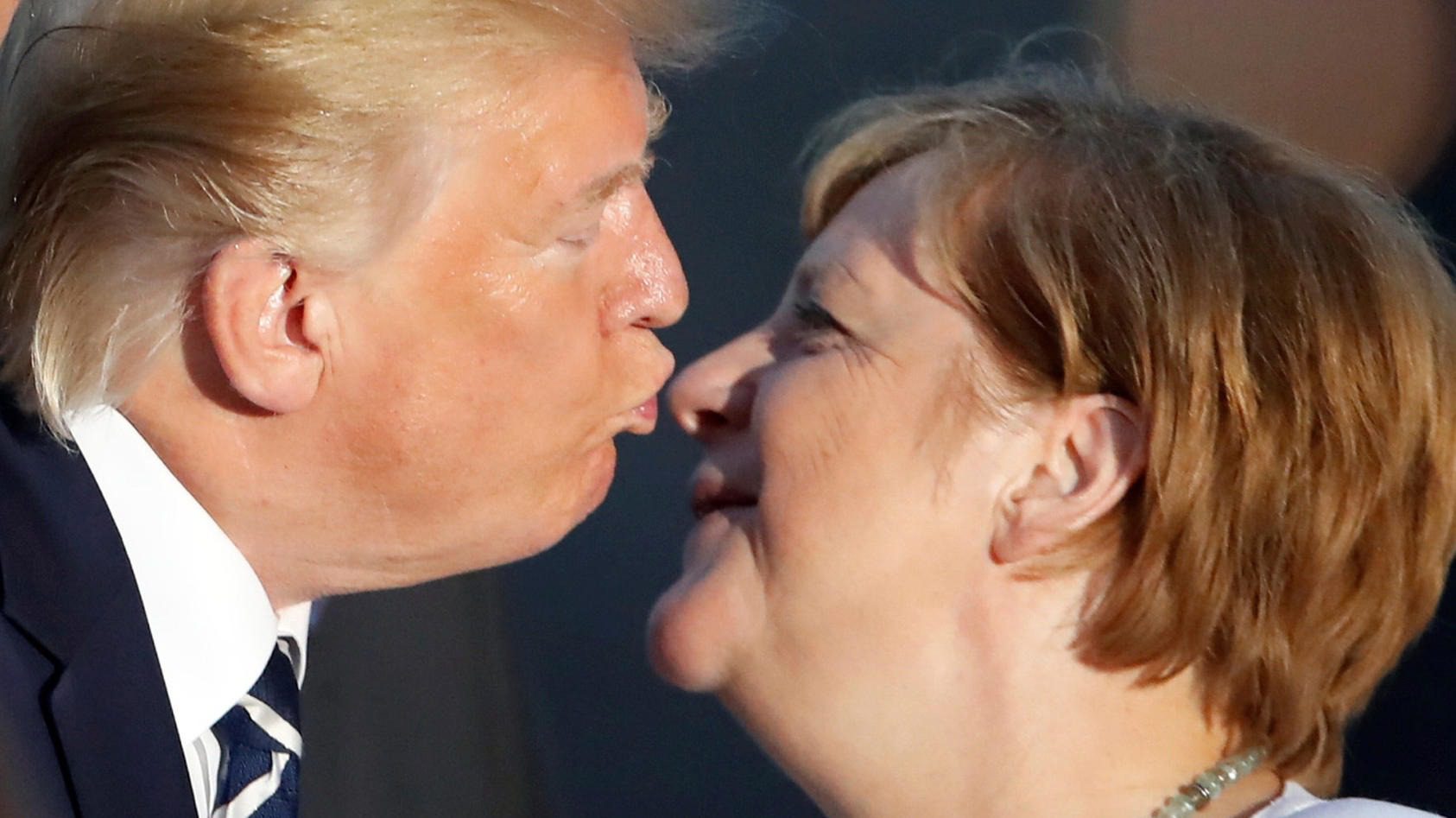 Küsst Donald Trump hier Angela Merkel? ➤ Prozoro.net.ua