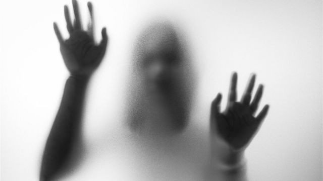 ¡Terrorífico! Captan a niña sola en el centro de Quito y la confunden con un fantasma ➤ Prozoro.net.ua
