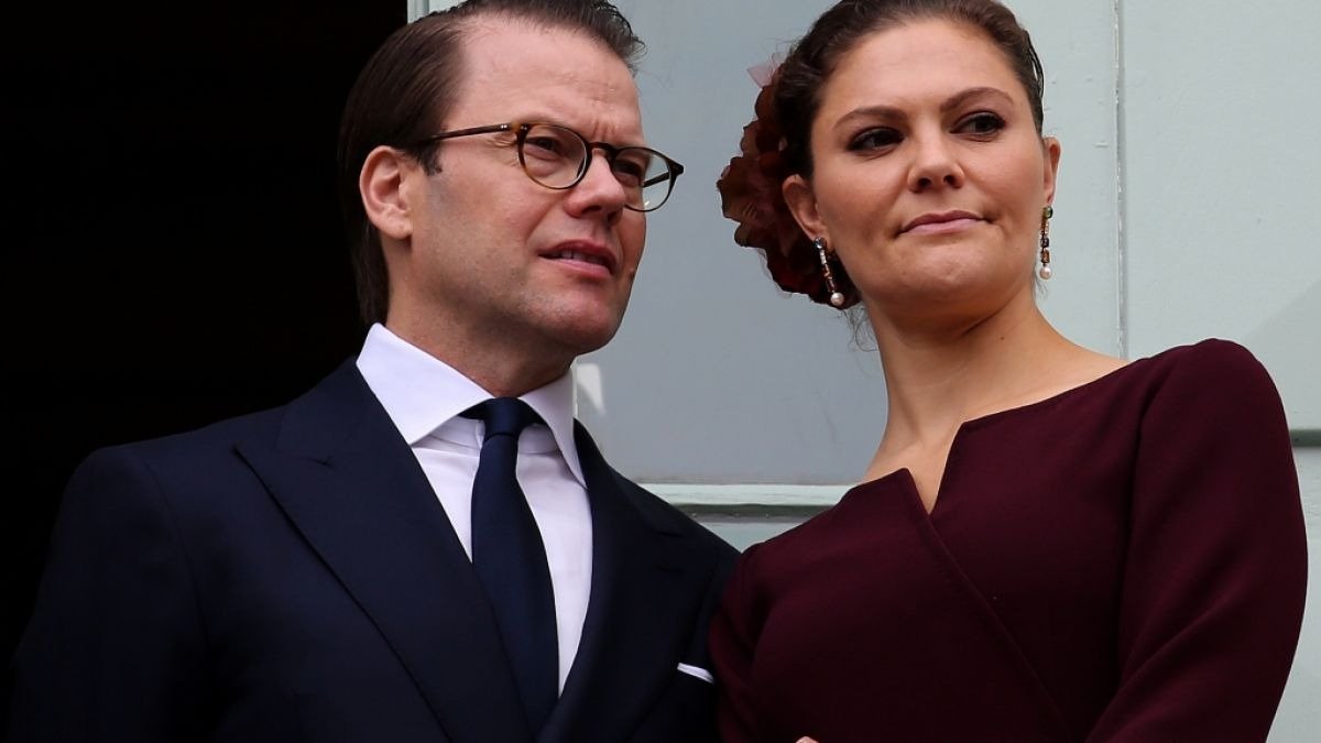 RTL-Panne: Moderatorin zieht ihr Kleid hoch und zeigt mehr als sie eigentlich wollte