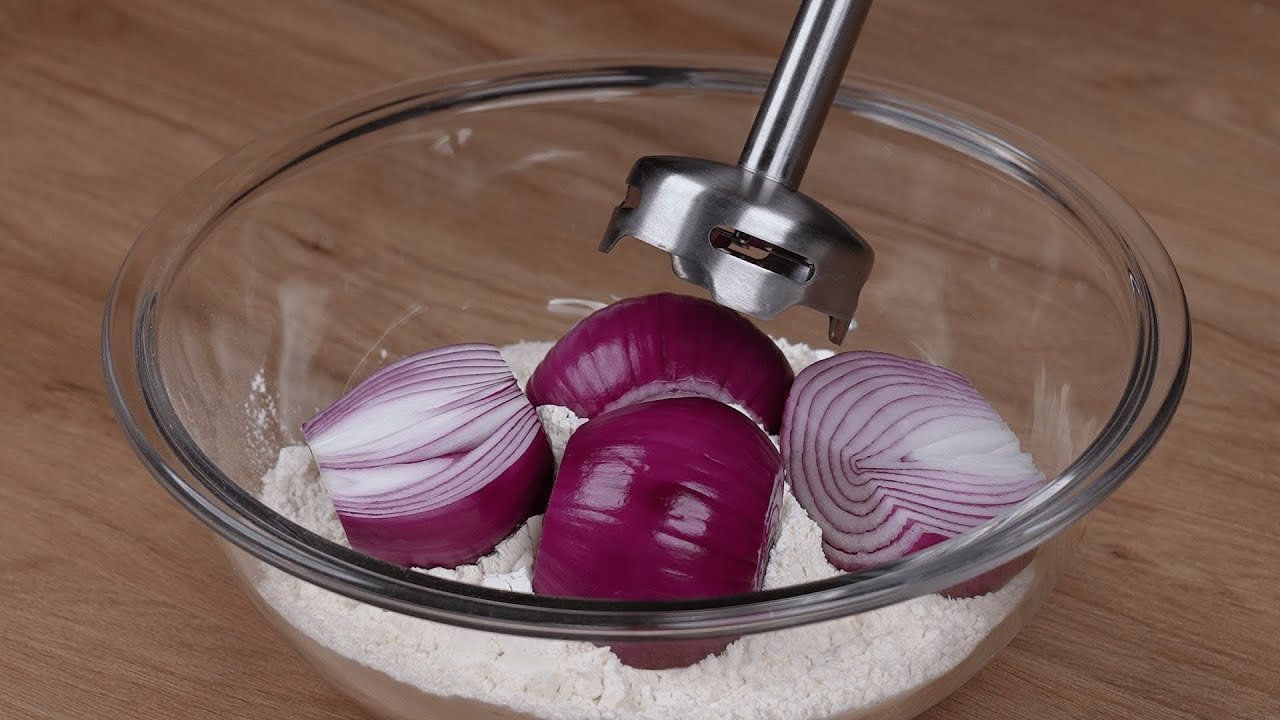 Mezcla cebollas con harina para obtener un resultado sorprendente