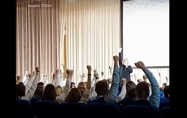 У російському місті школярів змусили зигувати ➤ Главное.net