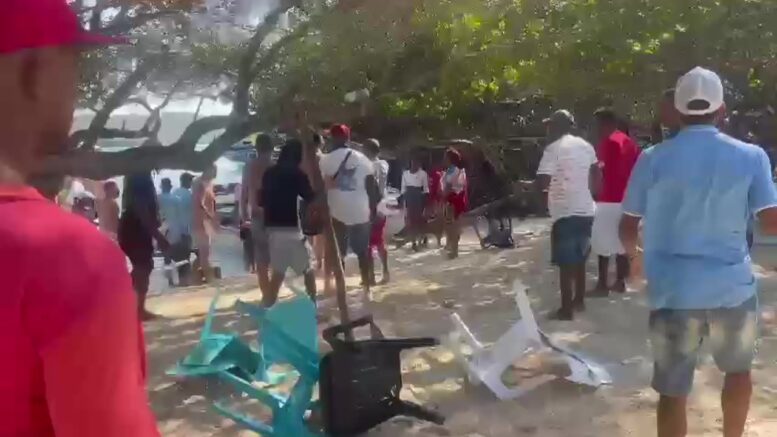 Turistas y locales tuvieron una pelea multitudinaria en Cartagena; les llovieron sillas durante el conflicto ➤ Infotime.co