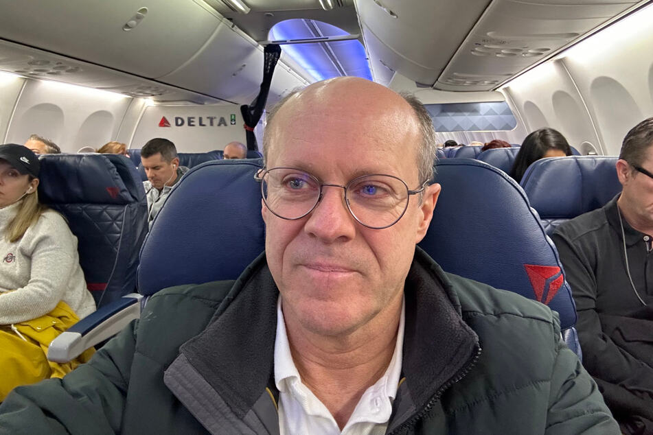 Millionär bietet fremder Frau 100.000 Dollar an: Fragwürdiges Angebot bei Inlandsflug macht viele sauer ➤ Prozoro.net.ua