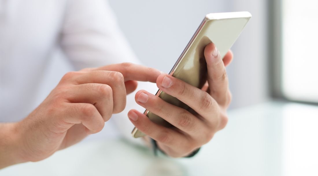 Borra esta app de tu teléfono: lleva años grabando tus conversaciones