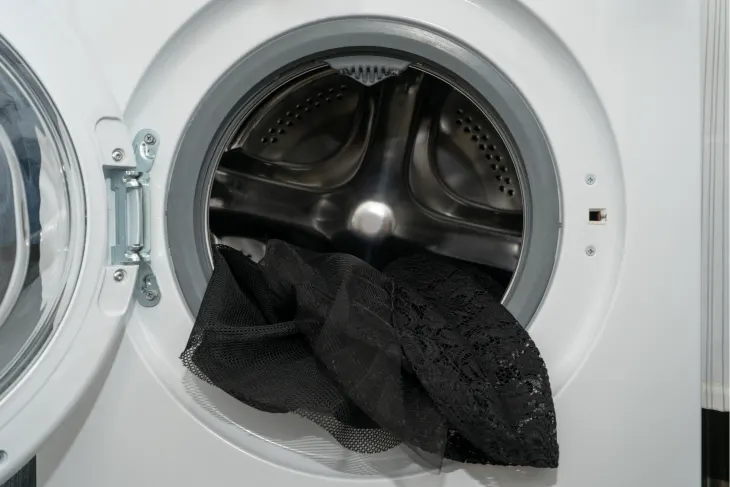 Чорні речі залишатимуться яскравими: лайфхак для прання ➤ Infotime.co