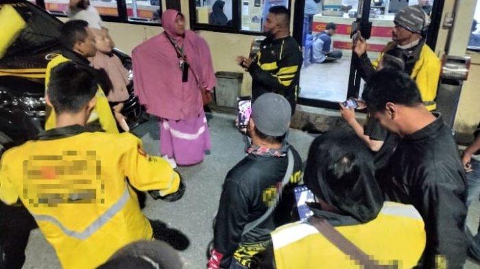 “Tolong jaga jarak” Seorang wanita yang nekat menjadi pengemudi taksi, meskipun sedang hamil, mengaku bahwa suaminya telah berselingkuh sebanyak tiga kali