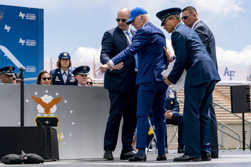 Foto: Joe Biden terjatuh saat upacara wisuda di Akademi Angkatan Udara di Colorado