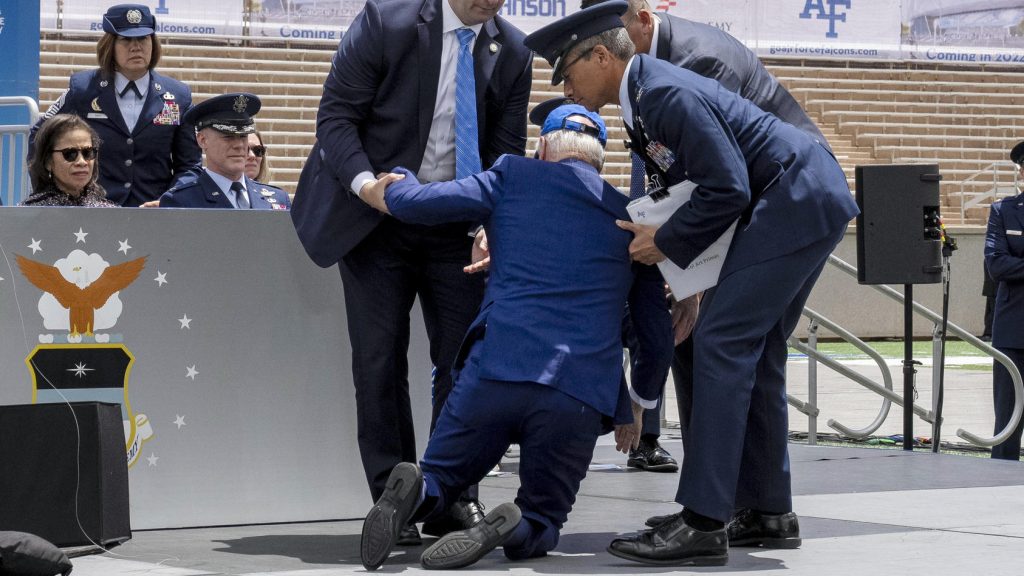 Foto: Joe Biden terjatuh saat upacara wisuda di Akademi Angkatan Udara di Colorado