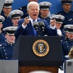 Foto: Joe Biden terjatuh saat upacara wisuda di Akademi Angkatan Udara di Colorado ➤ Infotime.co