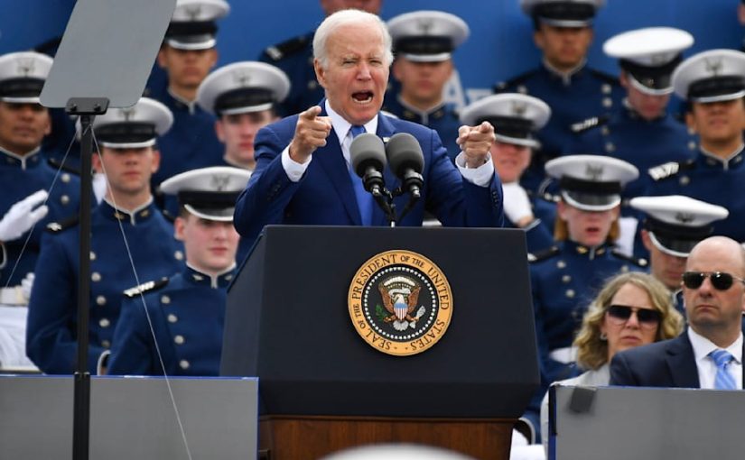 Foto: Joe Biden terjatuh saat upacara wisuda di Akademi Angkatan Udara di Colorado ➤ Infotime.co