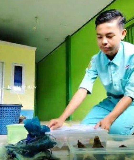 Derlin Wahyudi, seorang siswa di MAN 4 Pandeglang, harus bekerja sangat keras, meskipun usianya masih muda, untuk mencari nafkah