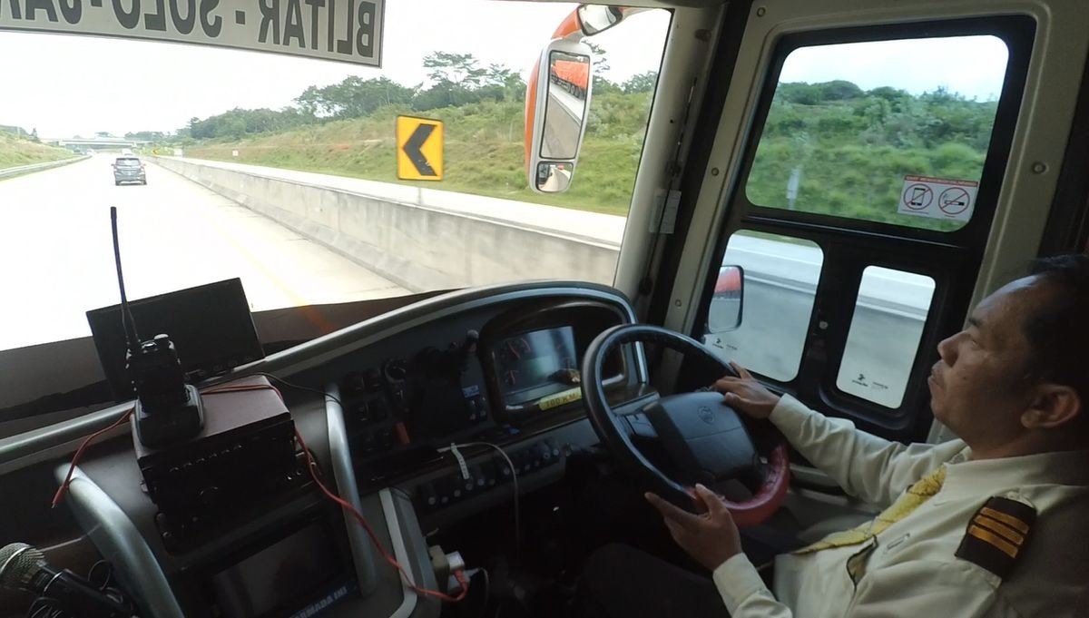 Video Viral Sopir Bus Dikeroyok di Ngawi karena Terobos Lampu Merah, Driver Ojol Jadi Penyelamat ➤ Infotime.co