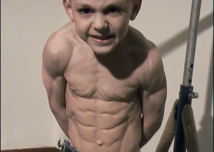 El niño Giuliano Stroeh, que tenía el cuerpo de Arnold Schwarzenegger a los cuatro años, tiene el mismo aspecto y entrena igual 15 años después ➤ Infotime.co