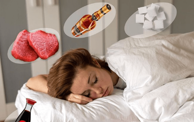 Які продукти не можна їсти перед сном: несуть серйозну шкоду