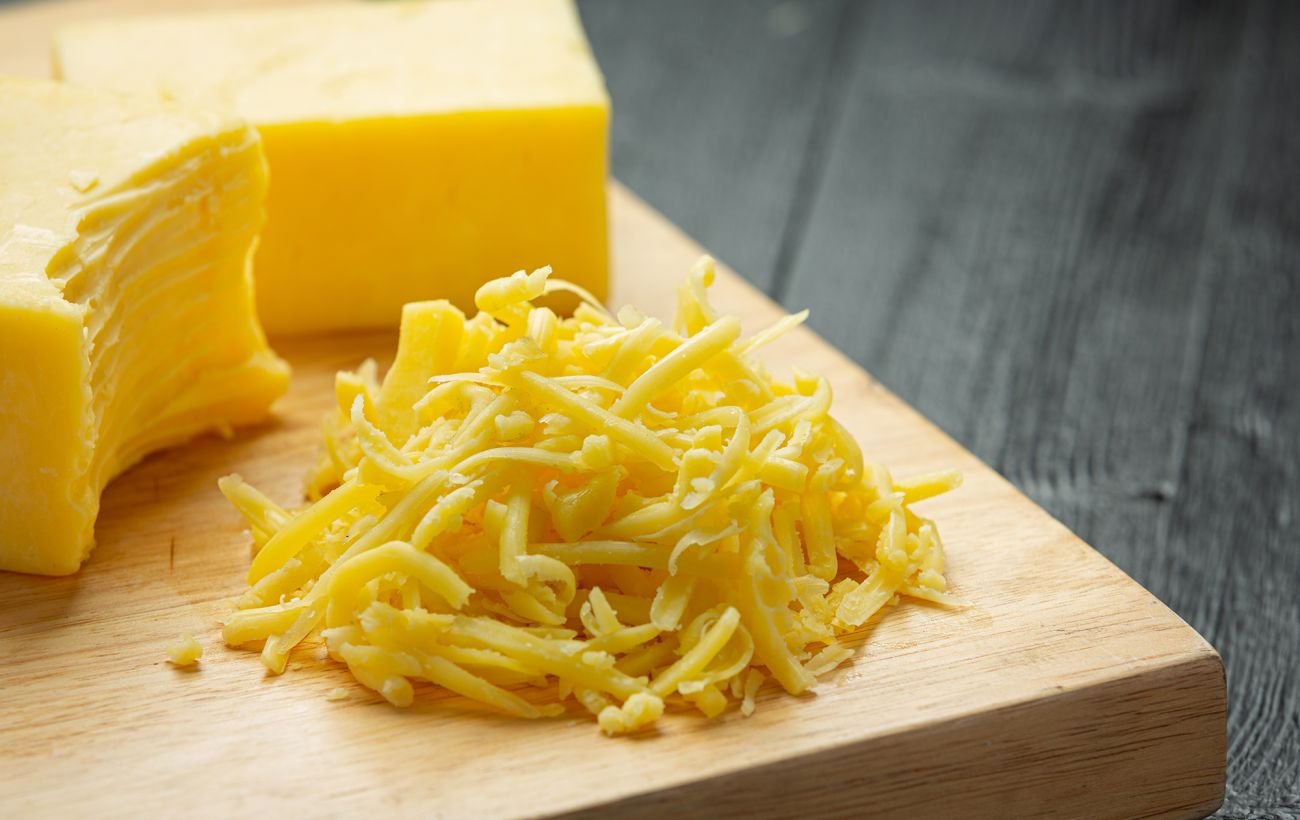 Як швидко натерти м’який сир на тертці без прилипання