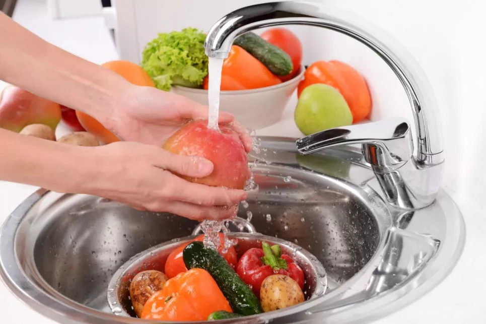 Навіщо мити овочі та фрукти з содою та оцтом: майже ніхто цього не знає