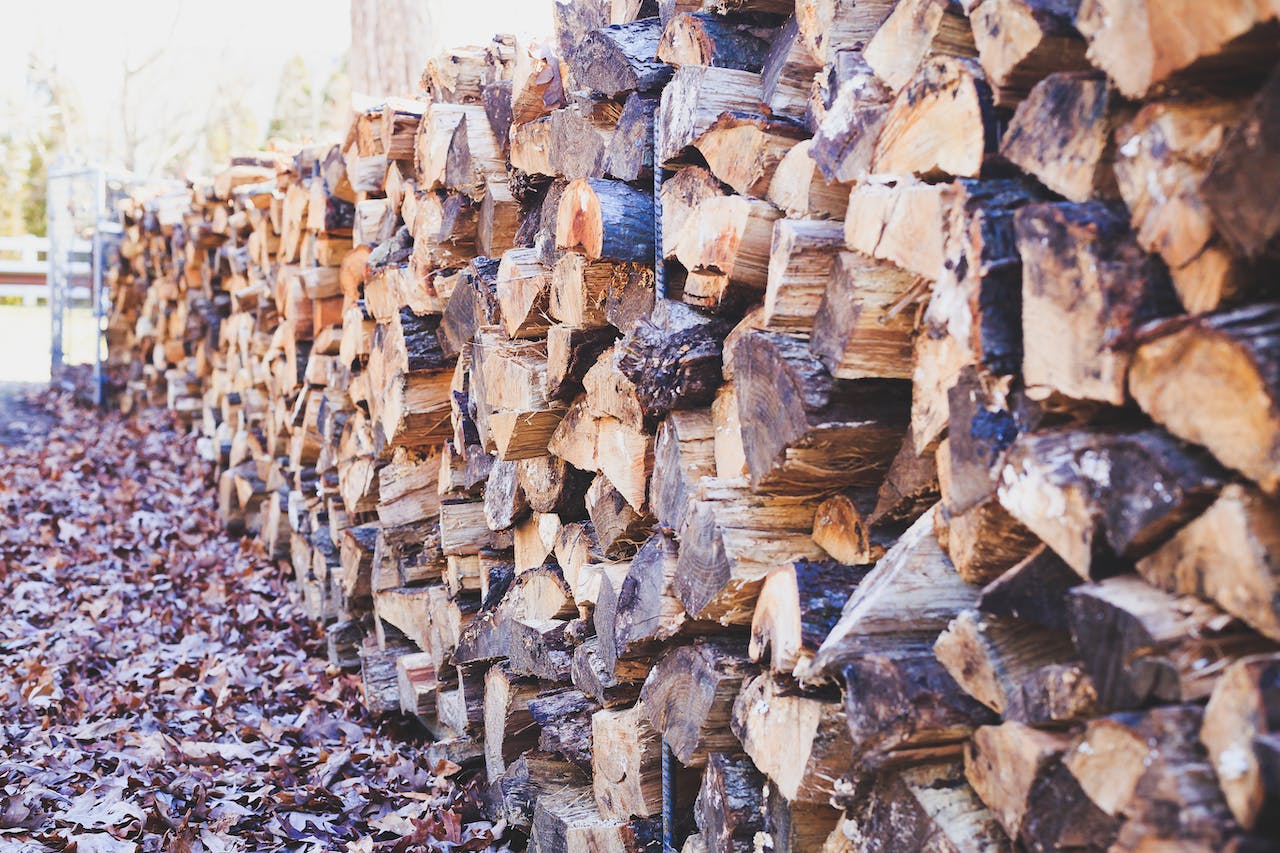 Українці можуть отримати 16 тисяч на дрова