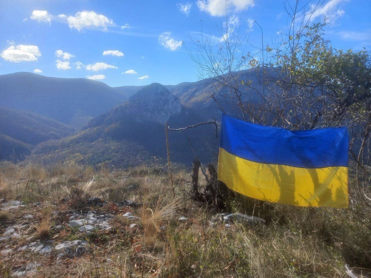 На горі Бойка у Криму вивісили український прапор: фото ➤ Infotime.co