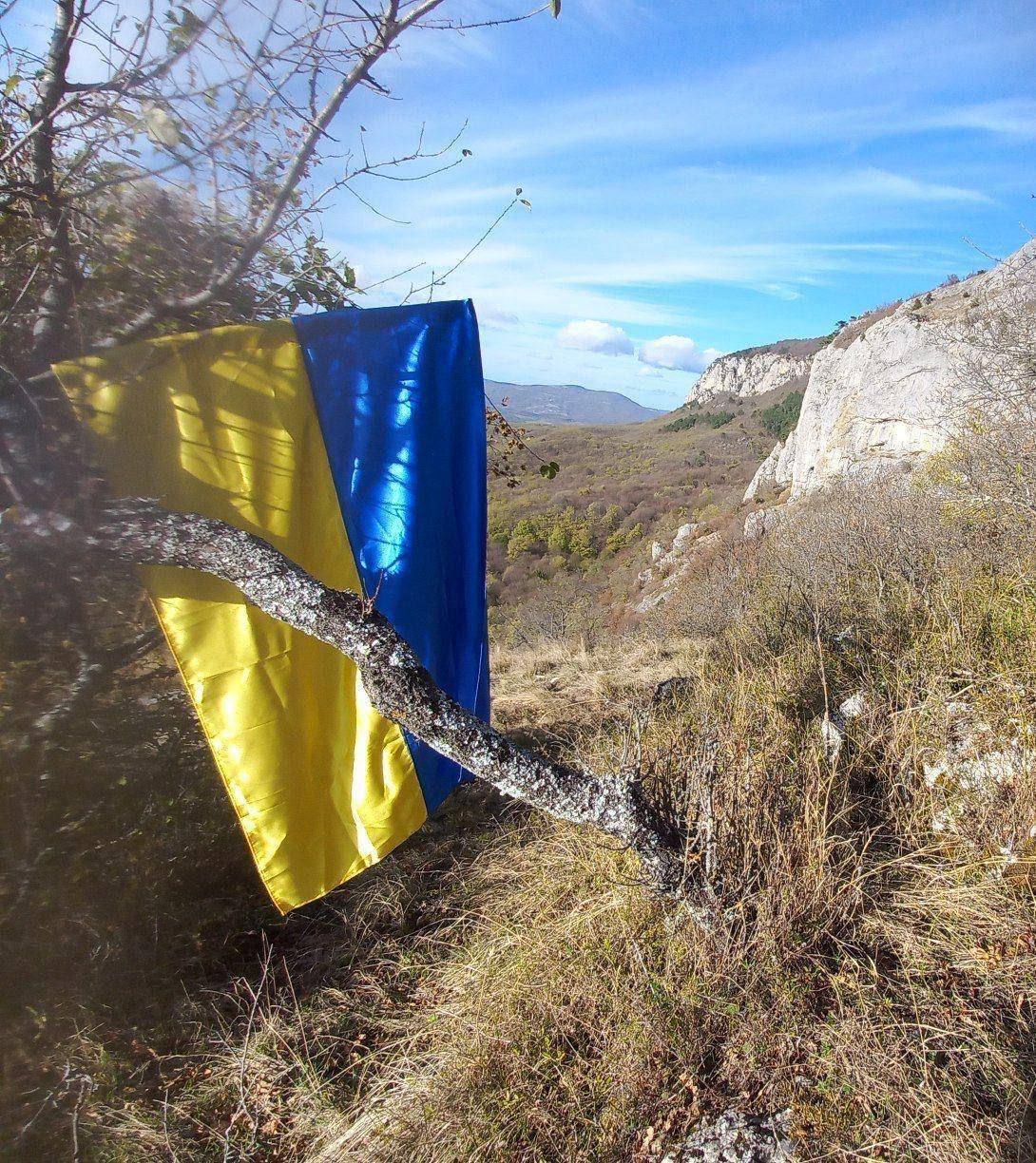 На горі Бойка у Криму вивісили український прапор: фото