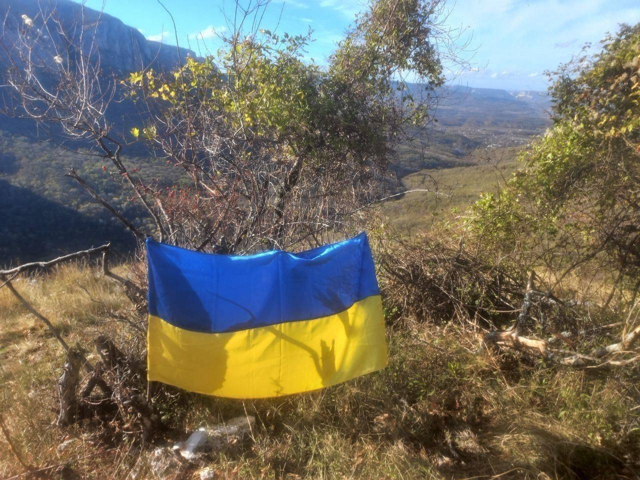 На горі Бойка у Криму вивісили український прапор: фото