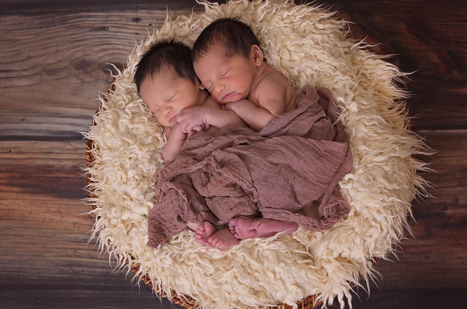 Азійка народила дітей-кавказців через плутанину з ембріонами