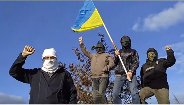 Партизани вивісили український прапор в самісінькому центрі Донецька 