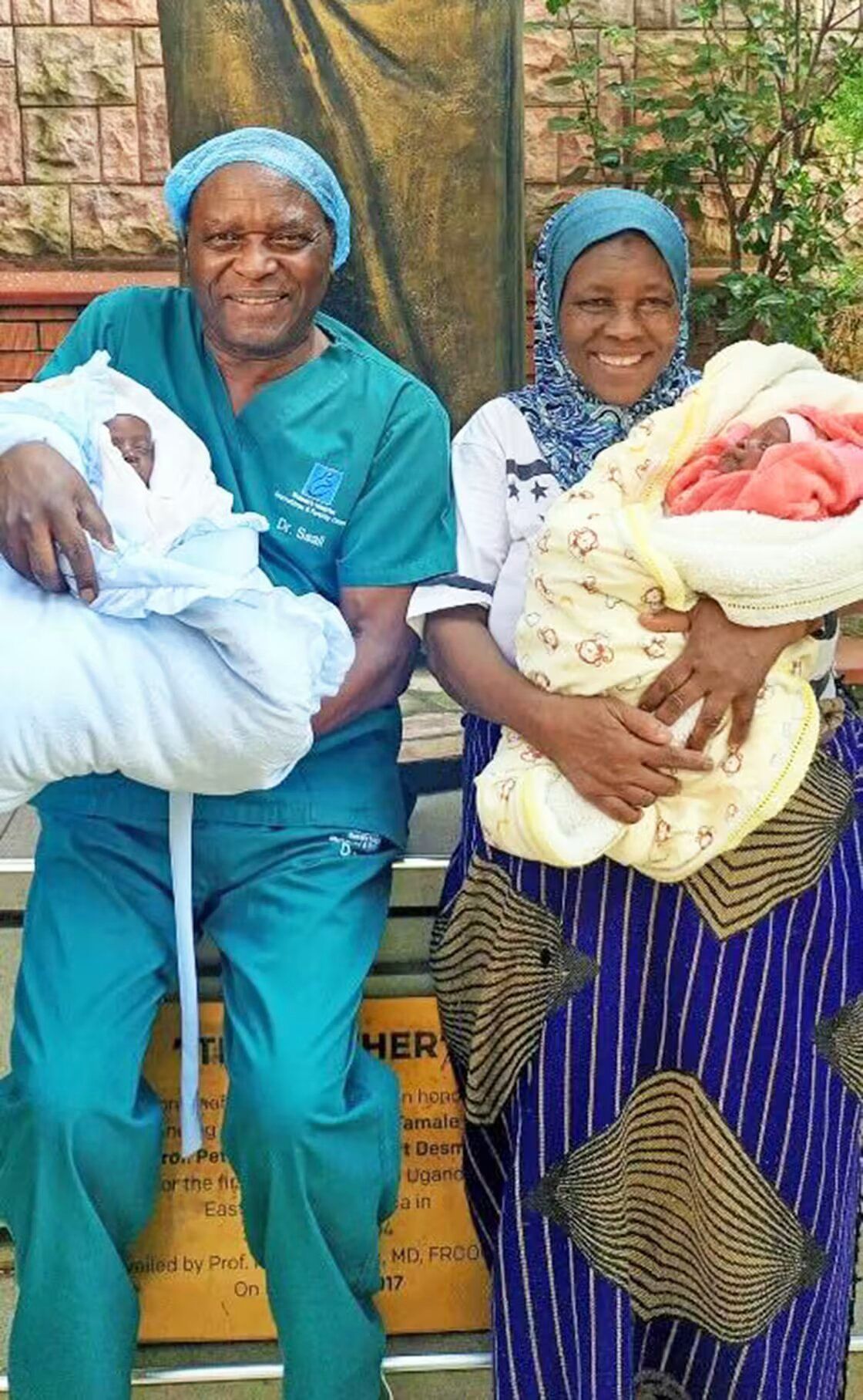 70-річна жінка народила двійню та показала фото малюків