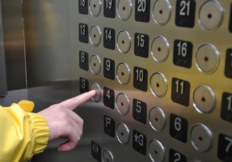 Жінка застрягла в ліфті на рекордну кількість днів: як виживала 