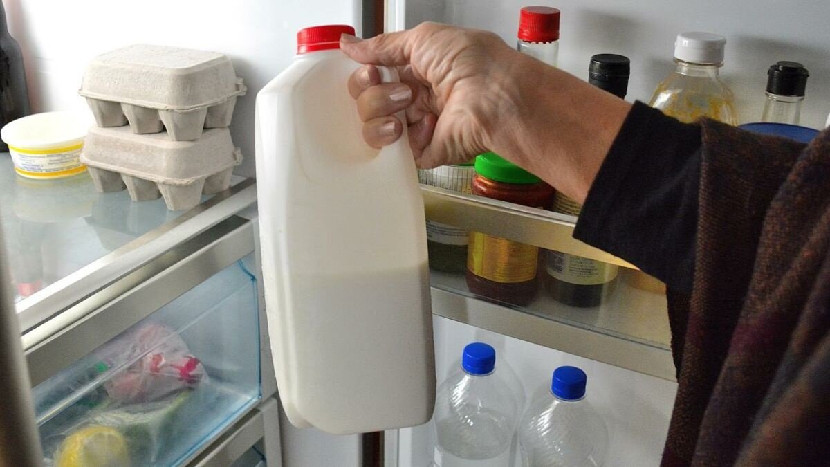 Чому не можна зберігати молоко у дверцятах холодильника ➤ Infotime.co