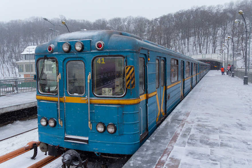 У київському метро пояснили дивну хурделицю у вагоні 
