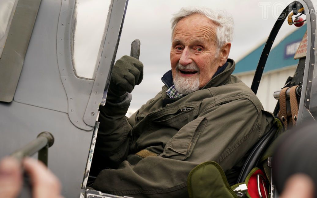 Колишній пілот у 102 роки підняв у небо винищувач: фото  ➤ Infotime.co