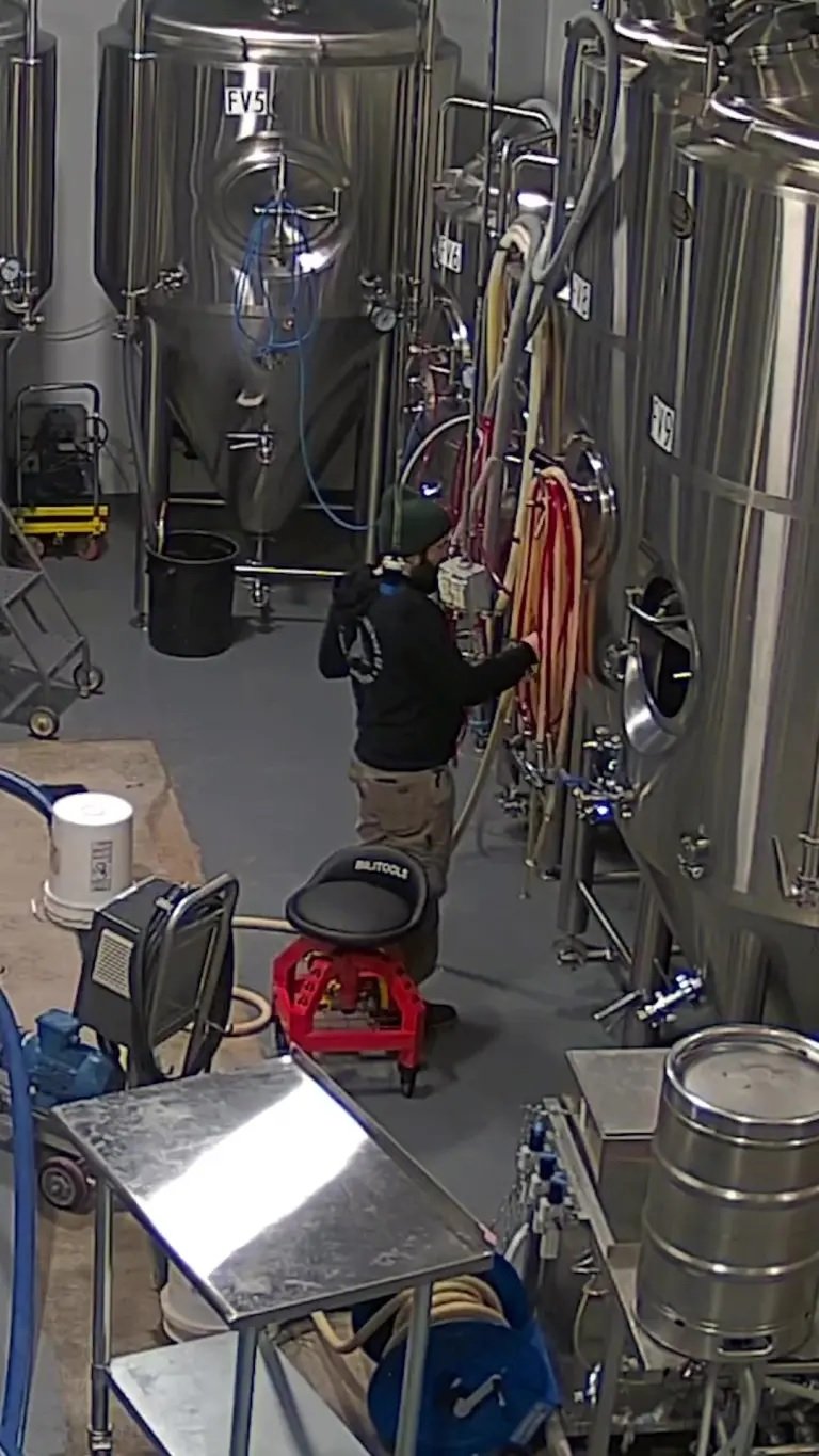Работника пивоварни снесло с ног струей пива: видео