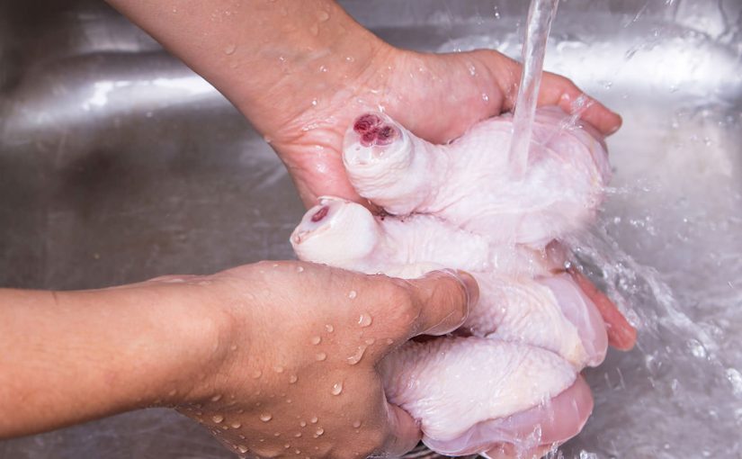 Эксперты окончательно решили: курицу перед приготовлением мыть не надо ➤ Infotime.co
