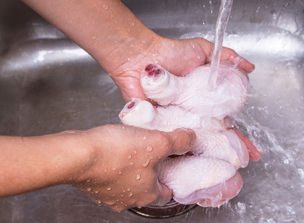Эксперты окончательно решили: курицу перед приготовлением мыть не надо ➤ Infotime.co