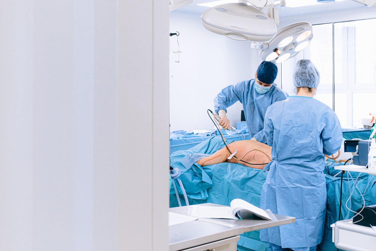 Хирурги не носят белые халаты: почему на них зеленая или голубая форма
