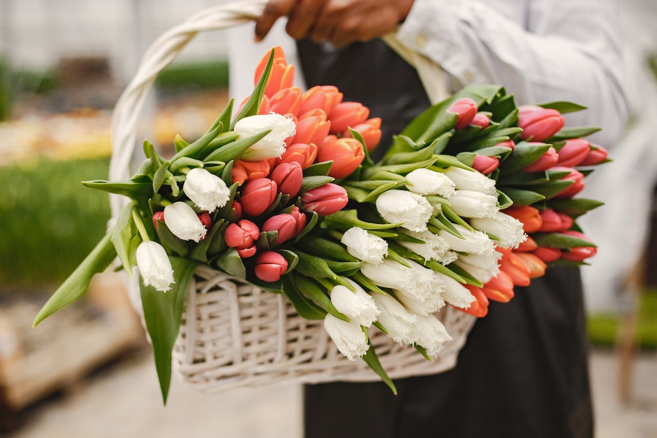 Вдова получает цветы от умершего мужа уже 7 лет
