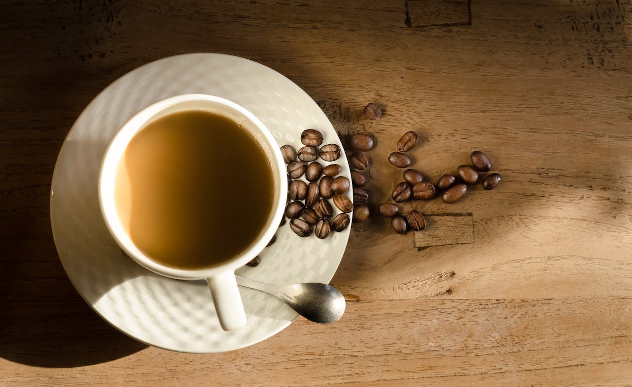 Почему лучше не пить кофе утром